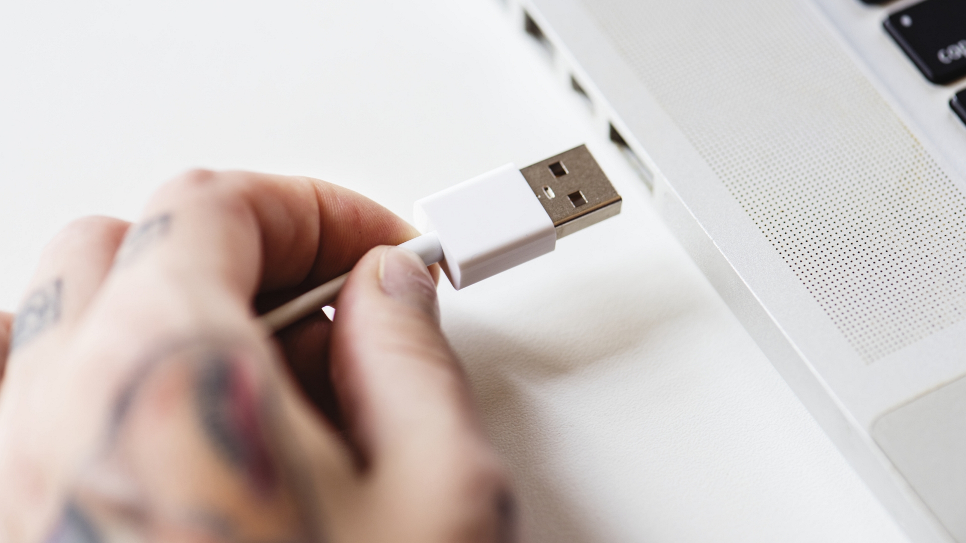 Digitalni-svet-Da-li-je-pametno-koristiti-laptop-dok-scaled1