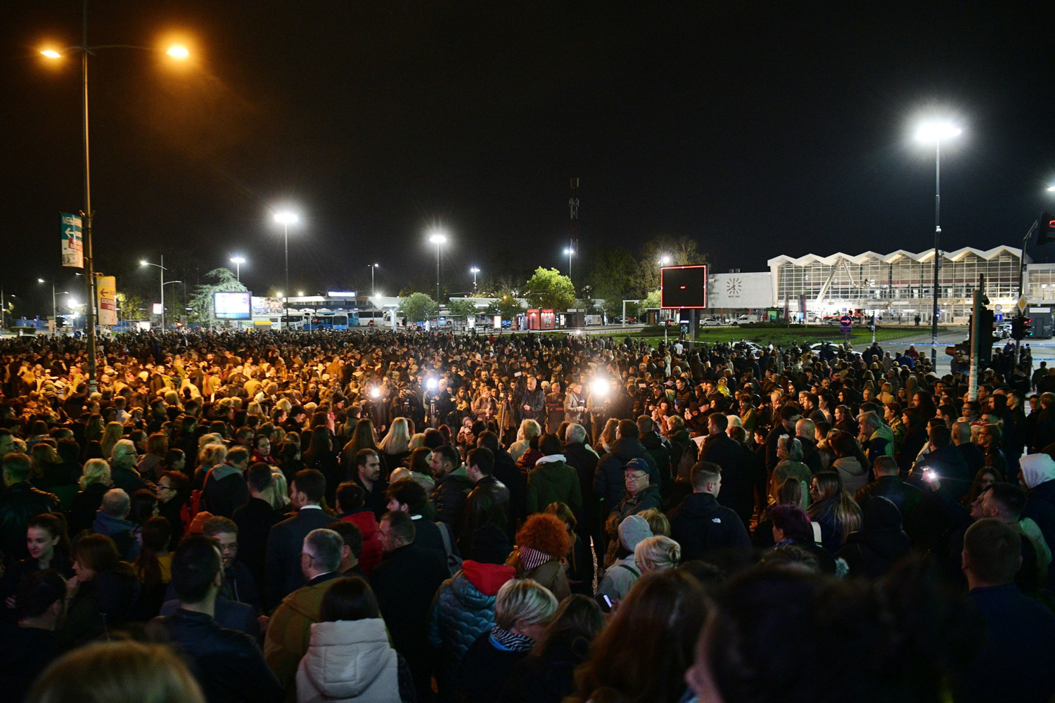 Novi Sad, 02.11.2024 - Velik broj ljudi okupilo se dan nakon velike tragedije na prosvjedu pred kolodvorom