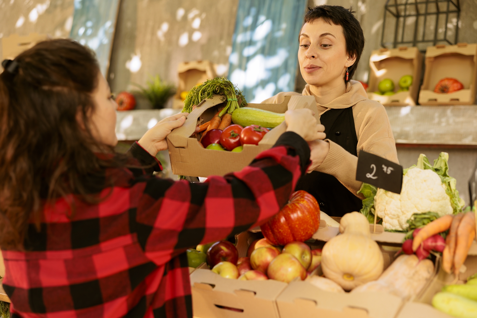 client-shopping-farmers-market